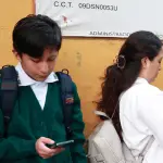 Un estudiante de secundaria usa un celular en Ciudad de México (México) , Imagen de archivo