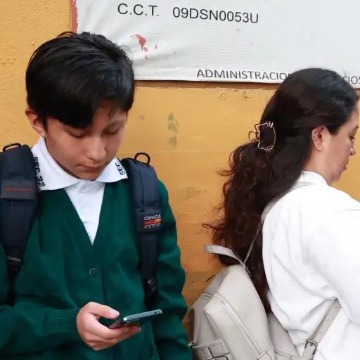 Un estudiante de secundaria usa un celular en Ciudad de México (México) , Imagen de archivo