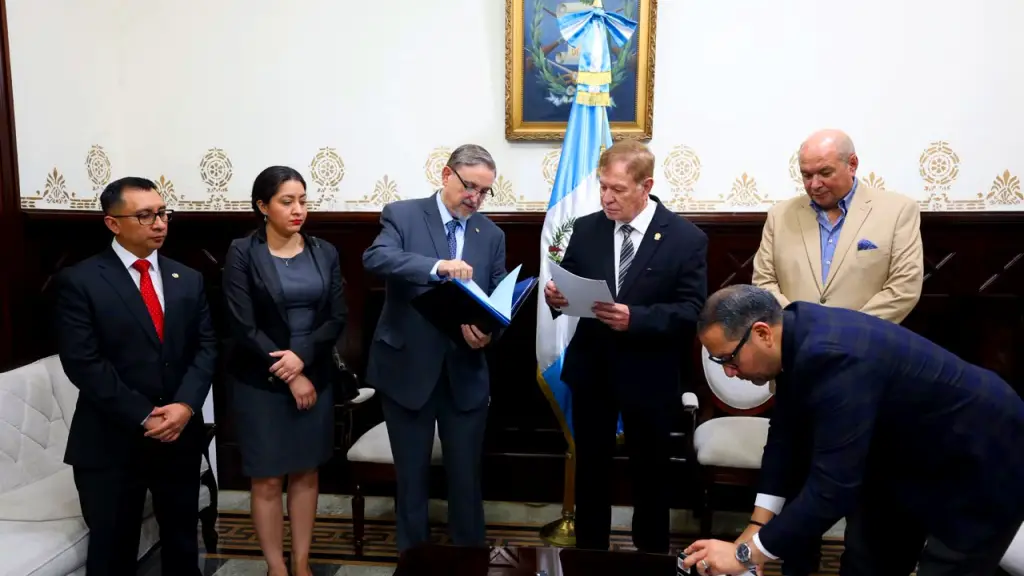 El presidente de la comisión de postulación, Miquel Cortés, entregó a las autoridades del Congreso la nómina final de aspirantes a Contralor General. ,Congreso