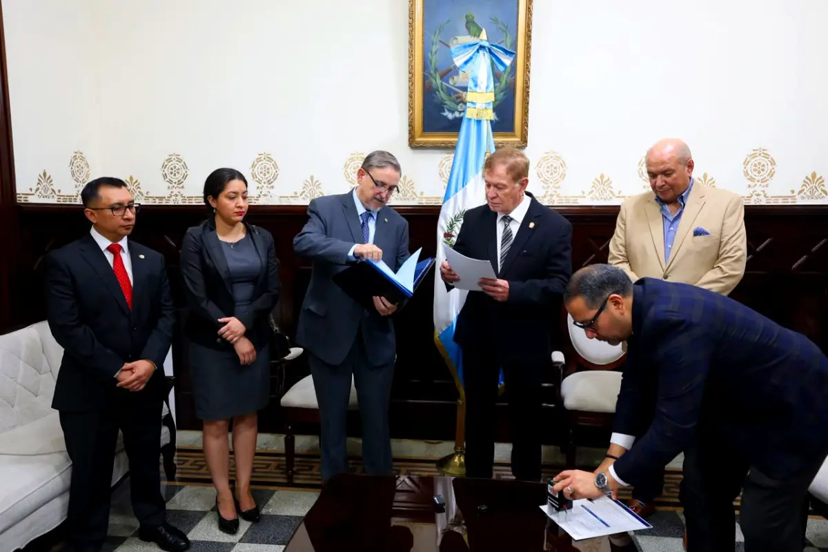 El presidente de la comisión de postulación, Miquel Cortés, entregó a las autoridades del Congreso la nómina final de aspirantes a Contralor General., Congreso