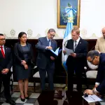 El presidente de la comisión de postulación, Miquel Cortés, entregó a las autoridades del Congreso la nómina final de aspirantes a Contralor General. ,Congreso
