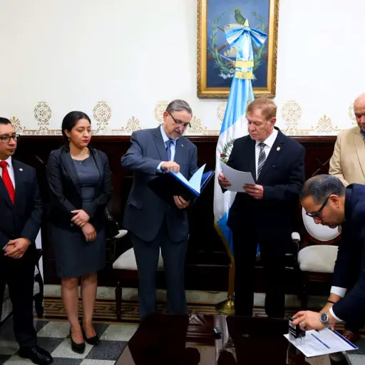 El presidente de la comisión de postulación, Miquel Cortés, entregó a las autoridades del Congreso la nómina final de aspirantes a Contralor General. ,Congreso