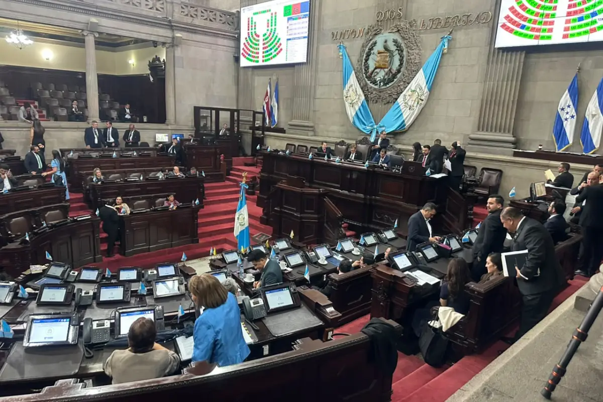 El Congreso aprobó el Decreto 22-2026, Ley de exención tributaria temporal de emergencia al consumidor de combustibles., Foto Dayana Rashon