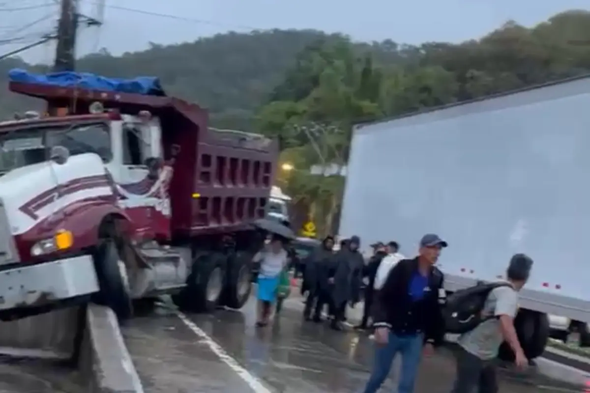 Incidente que involucra tráiler y camión en zona 18., PMT capitalina/Montejo