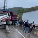 Incidente que involucra tráiler y camión en zona 18. ,PMT capitalina/Montejo