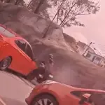 VIDEO: Automovilista y motorista protagonizan bochornoso accidente en el Anillo Periféricot