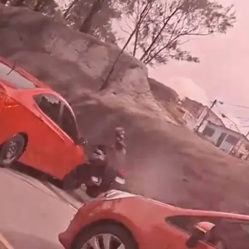 Automovilista realiza giro prohibido y motorista termina chocando contra el vehículo en el Anillo Periférico. ,Captura de pantalla video de X.