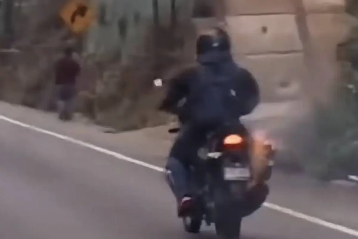 Cámara capta a motorista circulando a toda velocidad con su moto incendiada., Captura de pantalla video de Facebook.