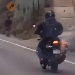 Cámara capta a motorista circulando a toda velocidad con su moto incendiada. ,Captura de pantalla video de Facebook.