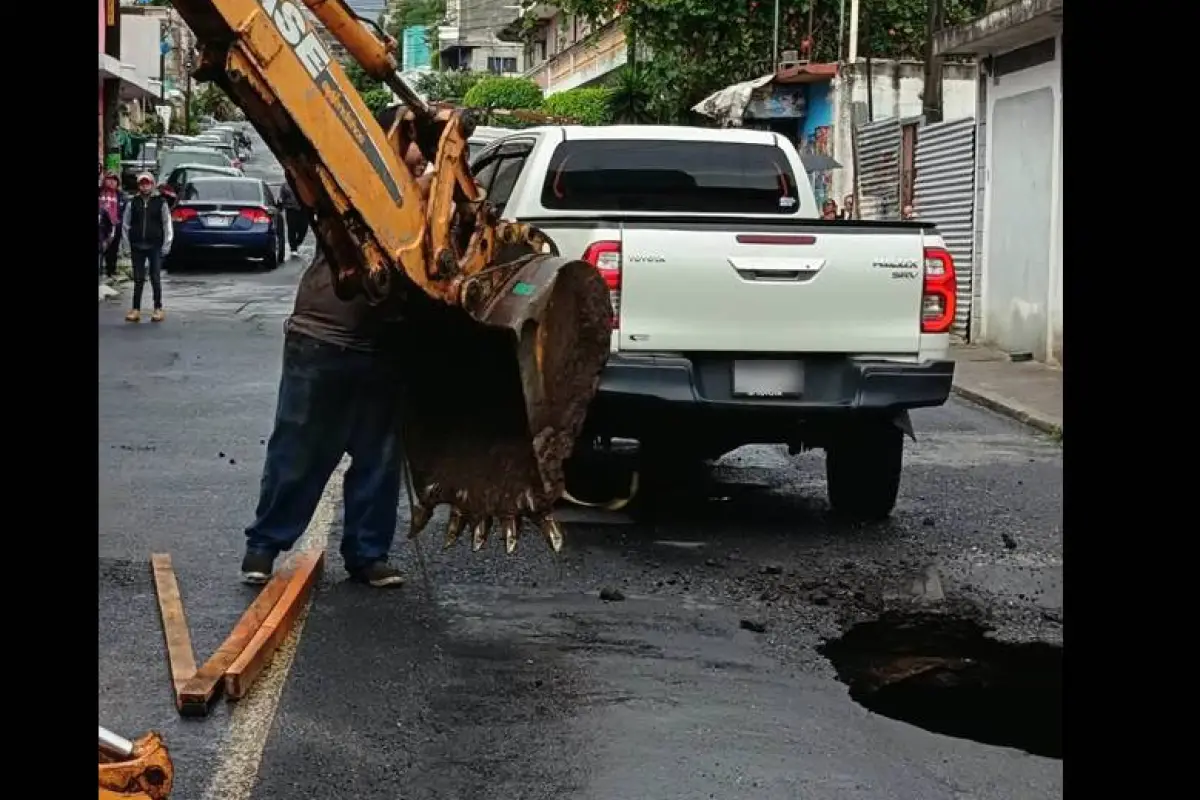 Trabajos en el área donde ocurrió el hundimiento en la colonia Pablo VI, zona 7 de Mixco., Municipalidad de Mixco