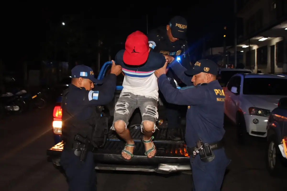 El presunto integrante de la banda de roba carros "El Canche" fue trasladado ante el juzgado correspondiente., PNC