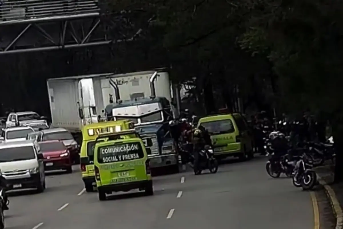 En el área donde ocurrió el incidente armado en zona 11 se mantiene un cierre vehicular., PMT capitalina/Montejo