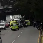 En el área donde ocurrió el incidente armado en zona 11 se mantiene un cierre vehicular. ,PMT capitalina/Montejo