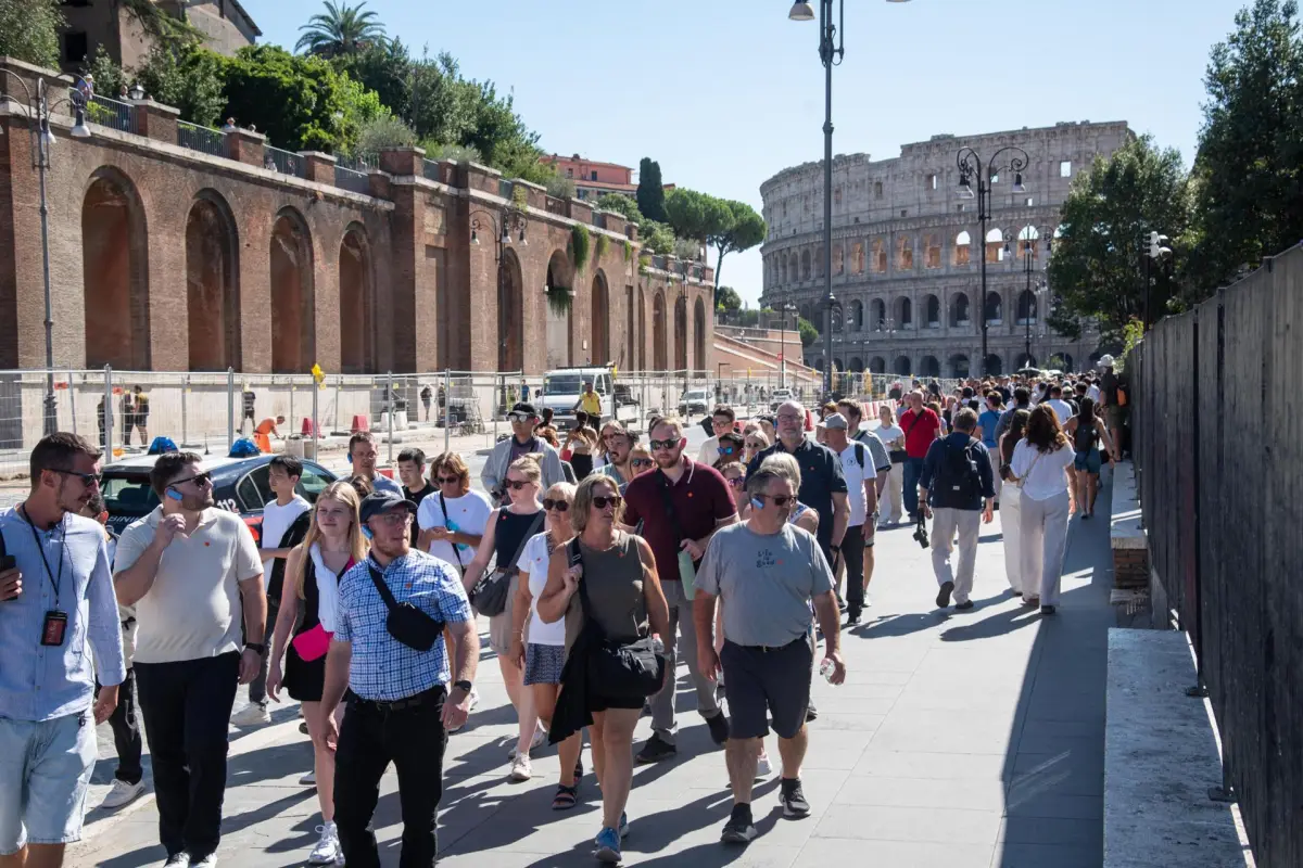 Los visitantes caminan junto al Coliseo, cerrado al público tras la muerte de Andrea Moretti, un joven trabajador especialista en acceso por cuerda en el Coliseo de Roma, Italia, el 23 de septiembre de 2026,  Andrea Moretti murió de una caída mientras instalaba un nuevo sistema de iluminación la noche del 22 de septiembre