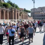 Los visitantes caminan junto al Coliseo, cerrado al público tras la muerte de Andrea Moretti, un joven trabajador especialista en acceso por cuerda en el Coliseo de Roma, Italia, el 23 de septiembre de 2026 , Andrea Moretti murió de una caída mientras instalaba un nuevo sistema de iluminación la noche del 22 de septiembre