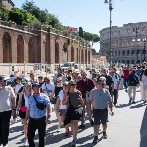 Los visitantes caminan junto al Coliseo, cerrado al público tras la muerte de Andrea Moretti, un joven trabajador especialista en acceso por cuerda en el Coliseo de Roma, Italia, el 23 de septiembre de 2026 , Andrea Moretti murió de una caída mientras instalaba un nuevo sistema de iluminación la noche del 22 de septiembre