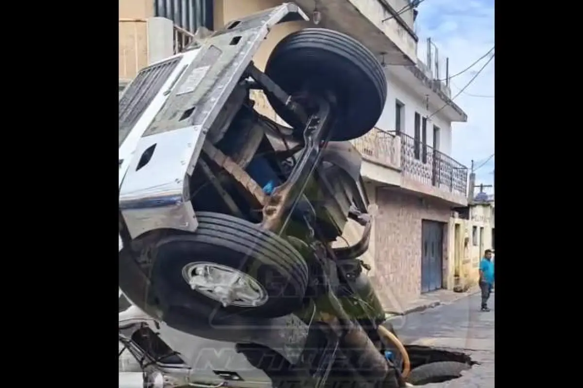 Cisterna cayó en área de hundimiento en zona 7 de Mixco., redes sociales