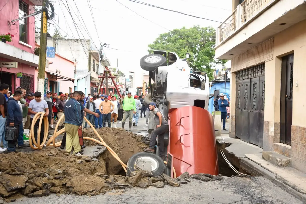 Un camión cayó en un hundimiento registrado con la colonia Pablo VI, en la zona 7 de Mixco., Omar Solís/Emisoras Unidas