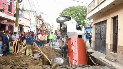 Camión cae en segundo hundimiento registrado en Mixco