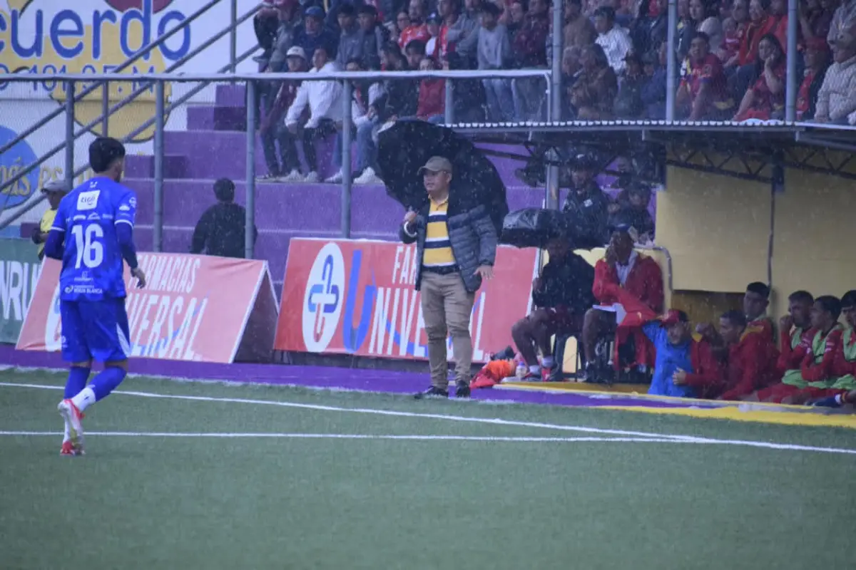 Edwin el "Chino" Vázquez suspendido por seis meses en San Pedro