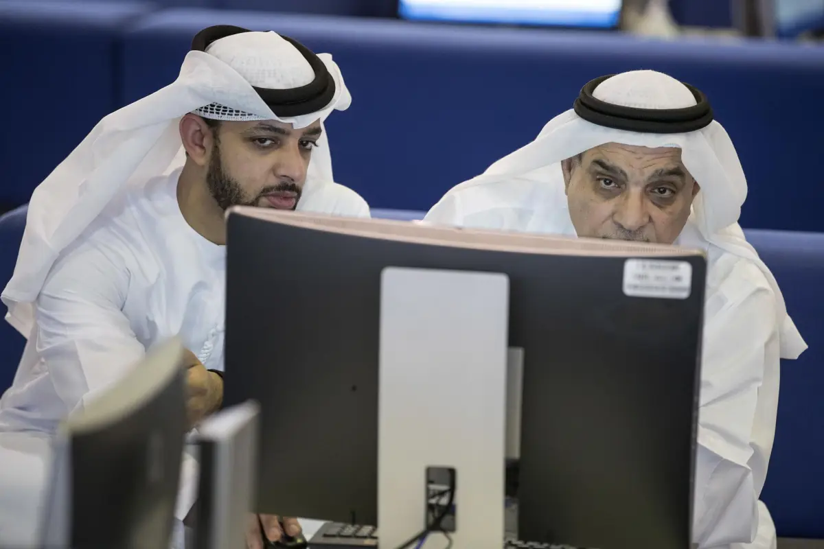 Operadores bursátiles observan la cotización de las acciones en una pantalla en el Mercado Financiero de Dubái, en Dubái (Emiratos Árabes Unidos), EFE/EPA/MAHMOUD KHALED