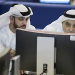 Operadores bursátiles observan la cotización de las acciones en una pantalla en el Mercado Financiero de Dubái, en Dubái (Emiratos Árabes Unidos) , EFE/EPA/MAHMOUD KHALED
