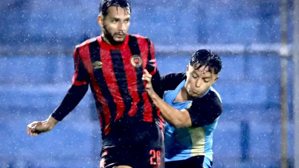 Acción de juego en el amistosos Municipal vs. Guatemala 