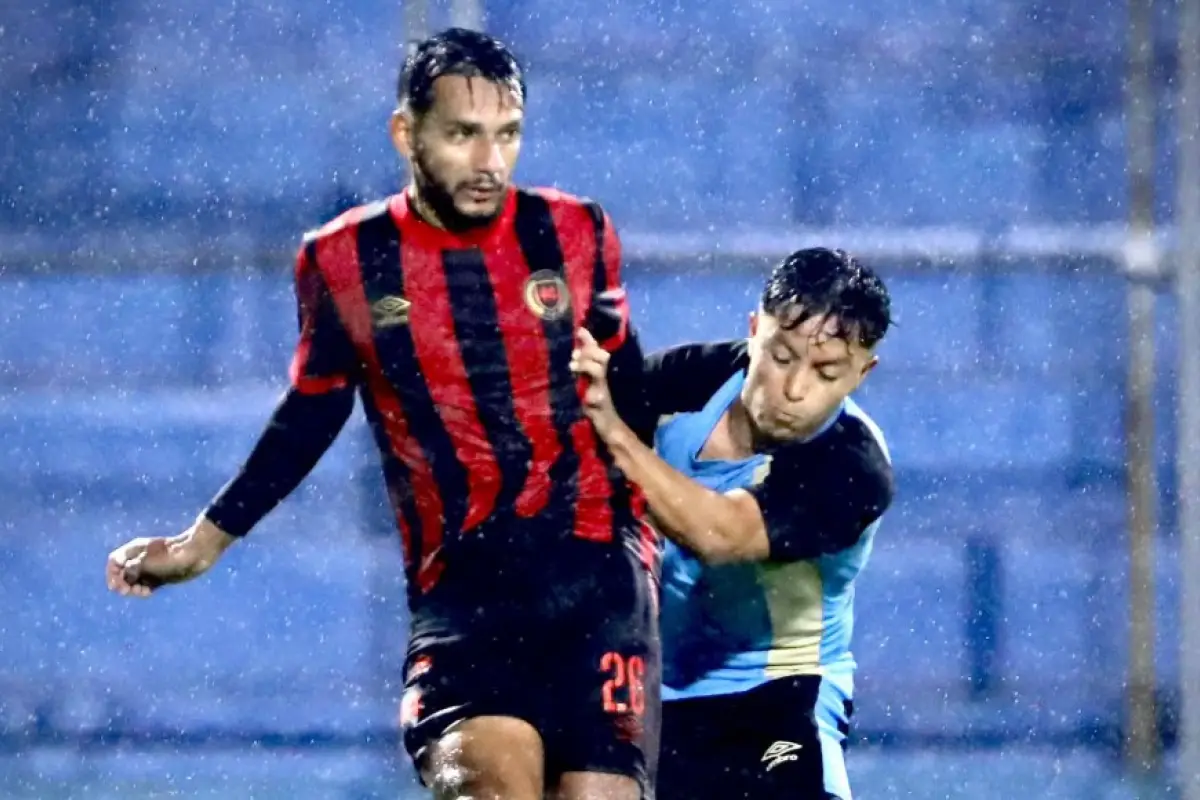 Acción de juego en el amistosos Municipal vs. Guatemala