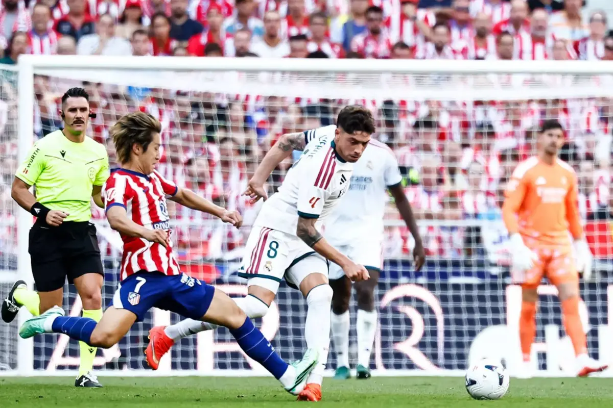 Jugada en la que Fede Valverde terminó lesionado en el Derbi - Real Madrid C.F.