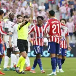  El árbitro Miguel Ángel Ortiz saca tarjeta amarilla al jugador del Atlético de Madrid Cuti Romero 