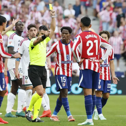  El árbitro Miguel Ángel Ortiz saca tarjeta amarilla al jugador del Atlético de Madrid Cuti Romero 