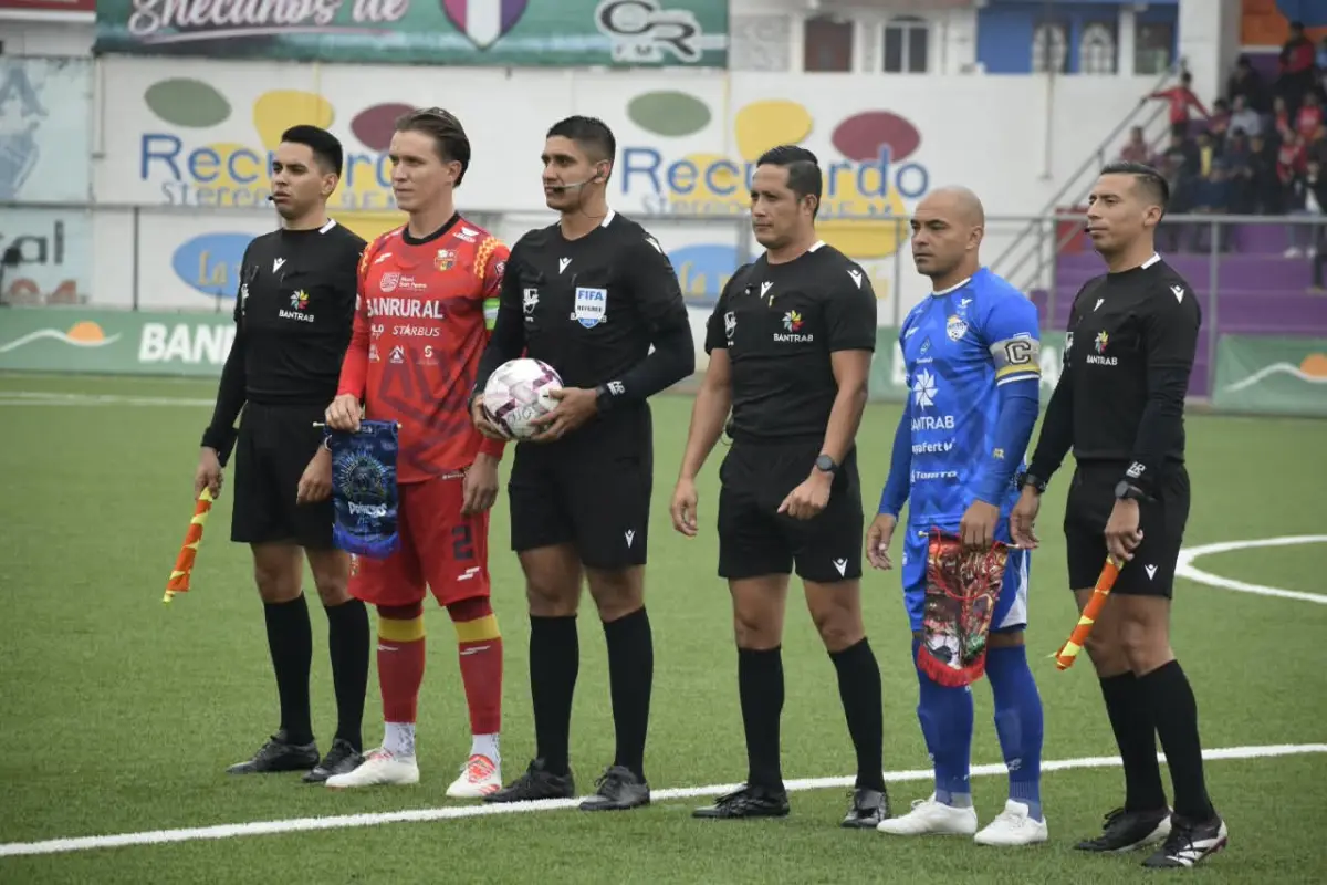 Cristopher Corado fue el árbitro del San Pedro vs. Cobán Imperial 
