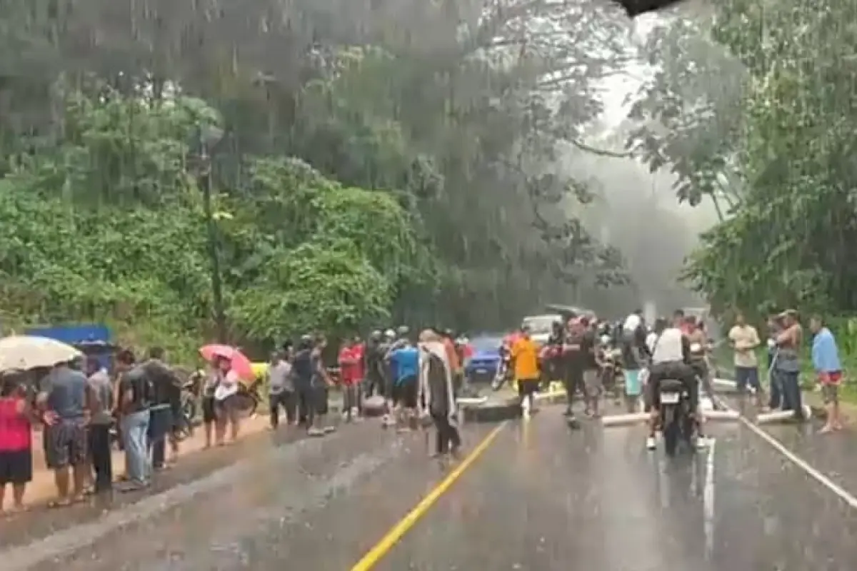 Pese a la lluvia, manifestantes bloquean la ruta en el Asintal, Retalhuleu., Redes sociales.