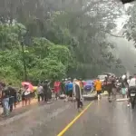 Pese a la lluvia, manifestantes bloquean la ruta en el Asintal, Retalhuleu. ,Redes sociales.