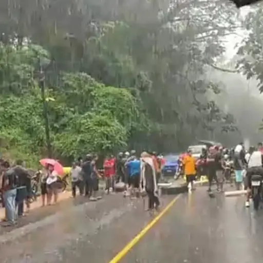Pese a la lluvia, manifestantes bloquean la ruta en el Asintal, Retalhuleu. ,Redes sociales.