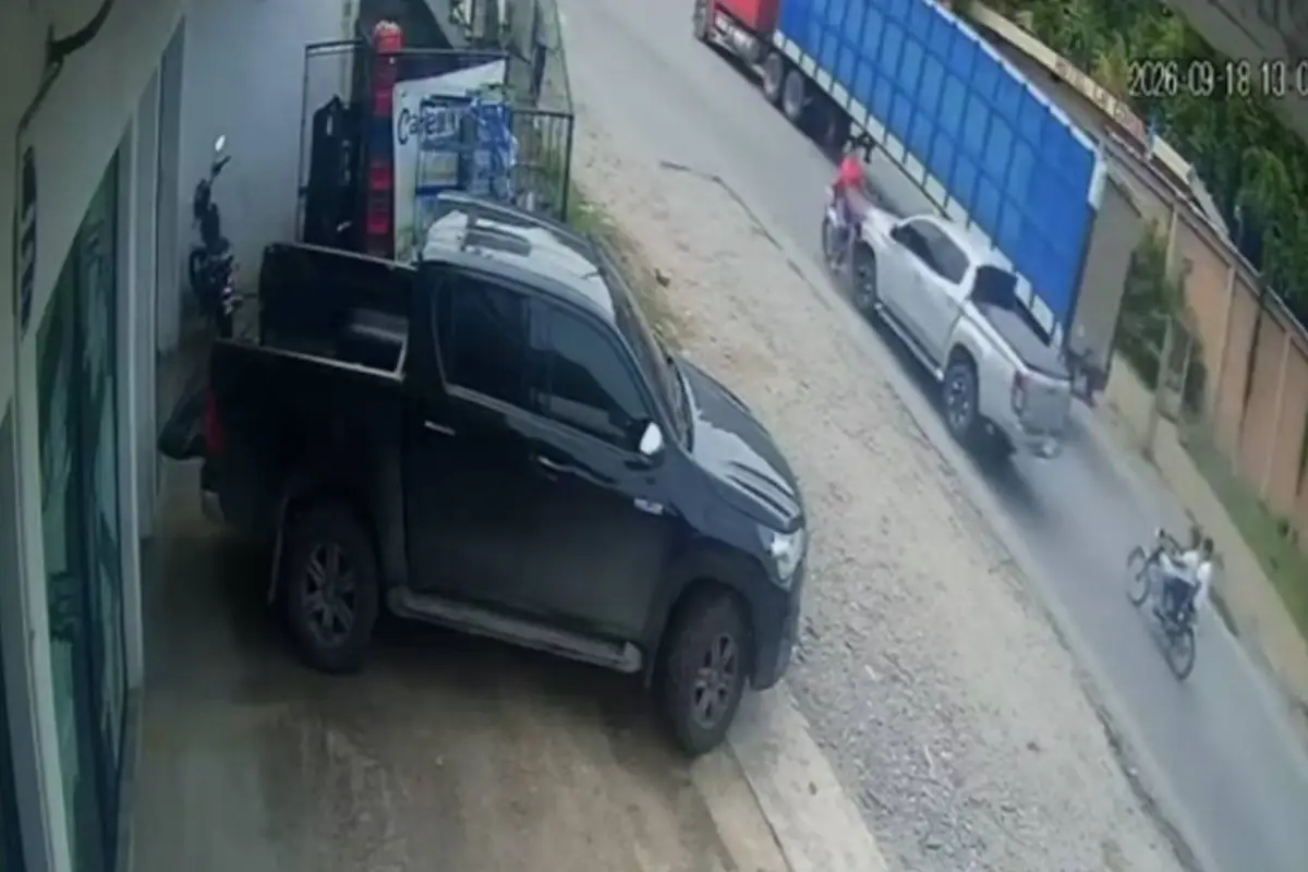 Motorista sale expulsado por los aires tras ser embestido por un picop en Los Amates., Captura de pantalla video de Facebook.