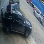 Motorista sale expulsado por los aires tras ser embestido por un picop en Los Amates. ,Captura de pantalla video de Facebook.