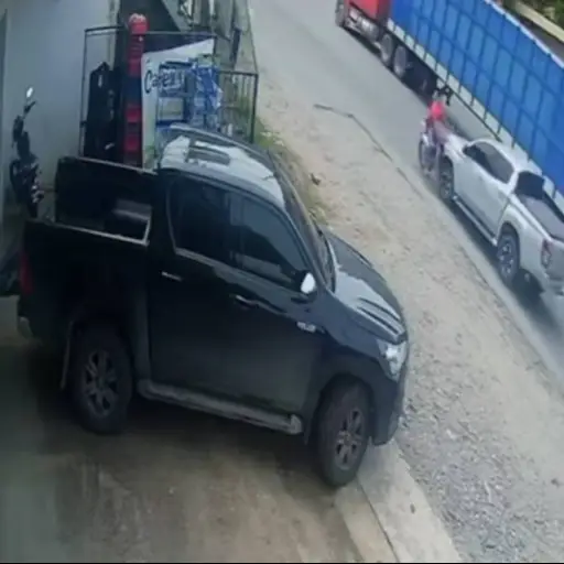 Motorista sale expulsado por los aires tras ser embestido por un picop en Los Amates. ,Captura de pantalla video de Facebook.