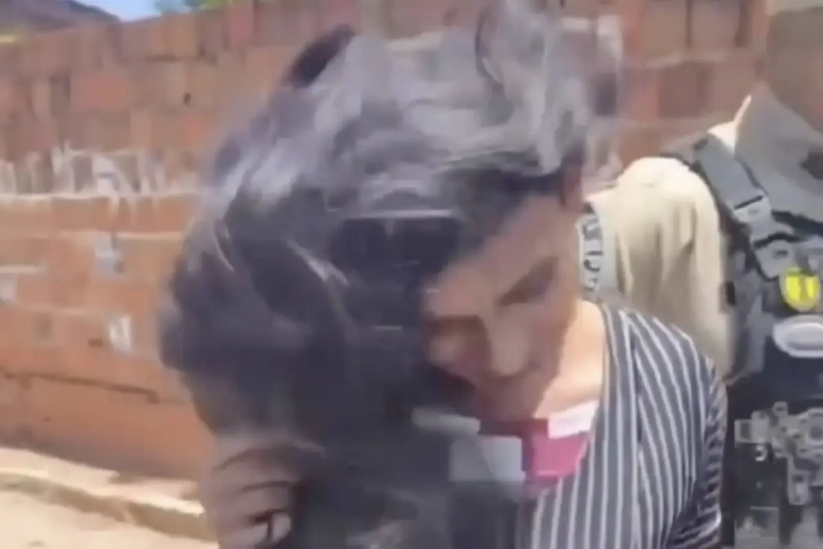 El insólito disfraz que usó un hombre acusado de múltiples asesinatos para evitar ser capturado., Captura de pantalla video de X.