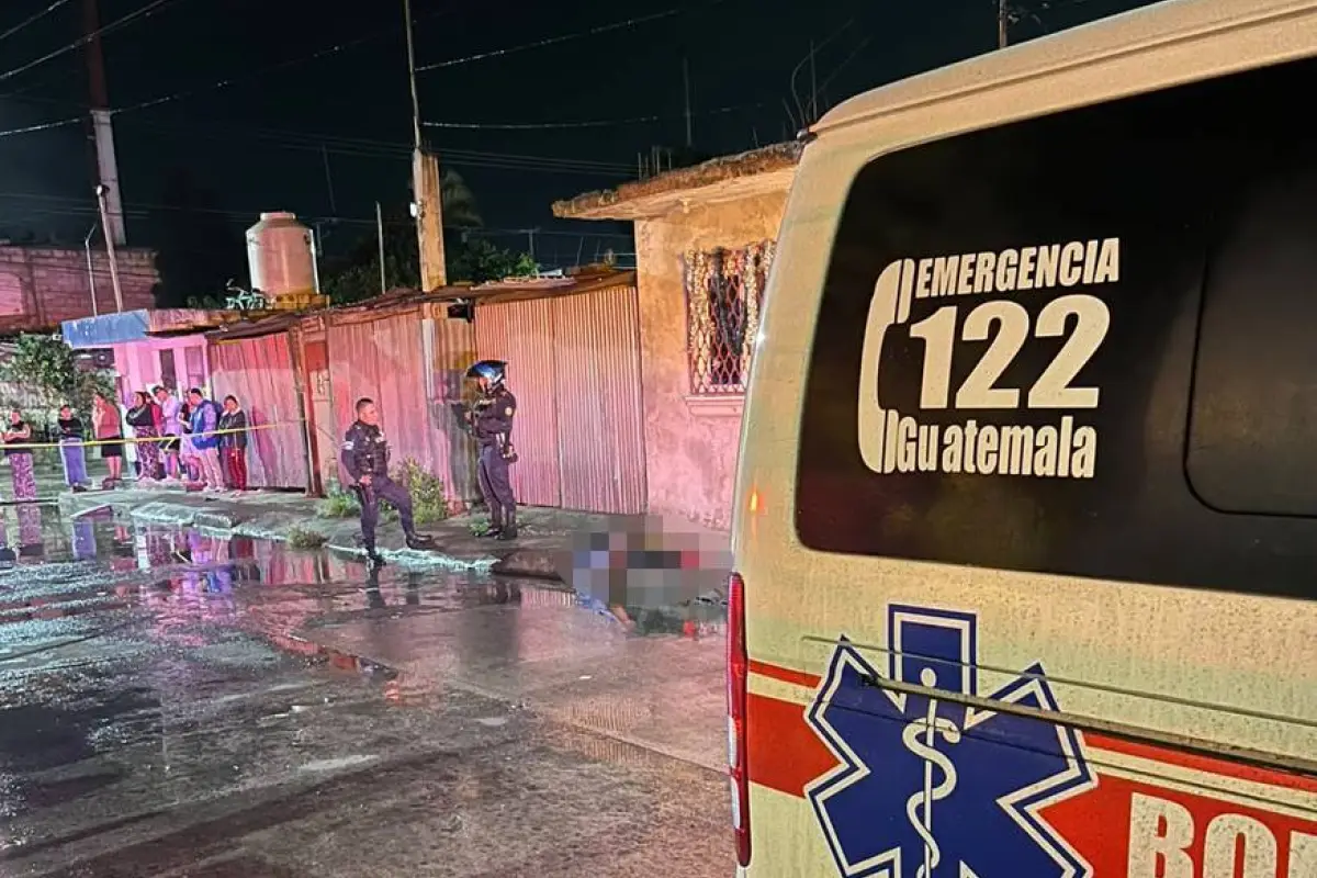 La víctima fue localizada sin vida sobre una banqueta en la zona 4 de Villa Nueva, Guatemala., Bomberos Voluntarios