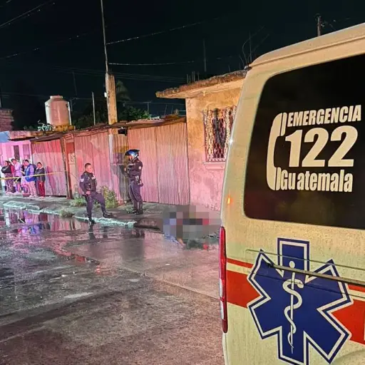 La víctima fue localizada sin vida sobre una banqueta en la zona 4 de Villa Nueva, Guatemala. ,Bomberos Voluntarios