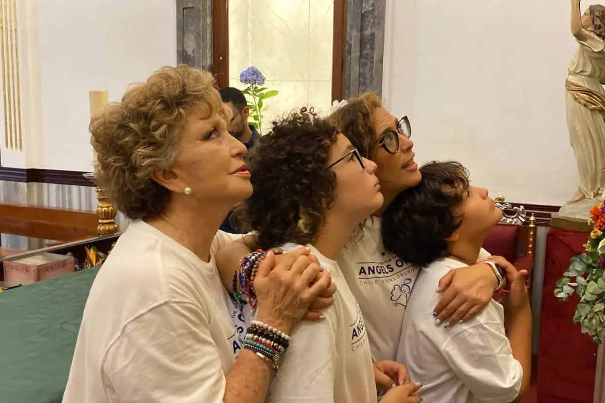 Angélica María y Angélica Vale, Redes sociales Hermandad de Cristo Rey