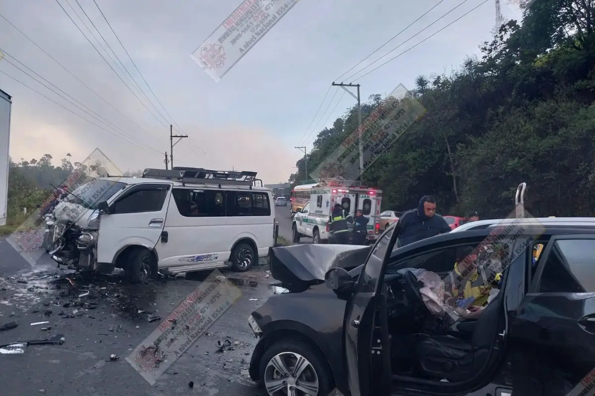 Área donde ocurrió un accidente en el kilómetro 45 de la ruta Interamericana., Bomberos Municipales Departamentales