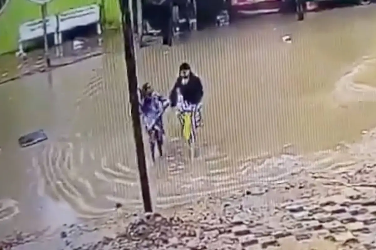 Madre y su hija desaparecen en enorme agujero cubierto por agua durante inundación en India., Captura de pantalla video de X.