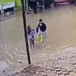 Madre y su hija desaparecen en enorme agujero cubierto por agua durante inundación en India. ,Captura de pantalla video de X.