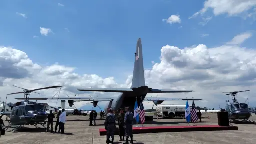 El vuelo que traslada el armamento adquirido por Guatemala a Estados Unidos aterrizó el 21 de septiembre de 2026 en la Fuerza Aérea Guatemalteca. ,Omar Solís/Emisoras Unidas