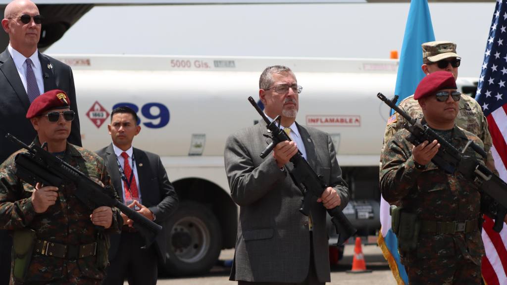 Guatemala recibe armas adquiridas en EE.UU. | Omar Solís/EU