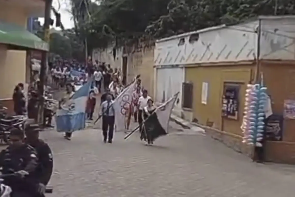 Poste cae durante desfile escolar en San Juan Ermita y provoca momentos de tensión., Captura de pantalla video de Facebook.