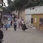 Poste cae durante desfile escolar en San Juan Ermita y provoca momentos de tensión. ,Captura de pantalla video de Facebook.