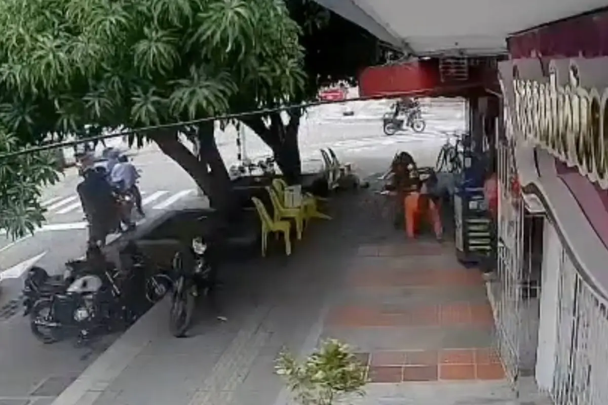 Motosicarios persiguen a hombre y uno no logra rematarlo porque su arma se encasquilla., Captura de pantalla video de X.